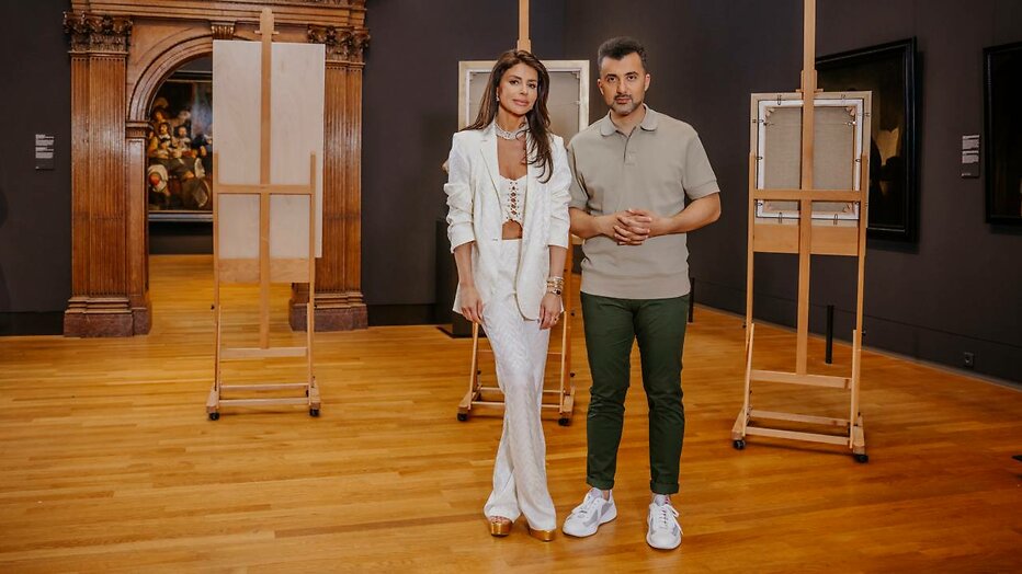 Presentator Özcan Akyol met gast Olcay Gulsen in Sterren Op Het Doek.