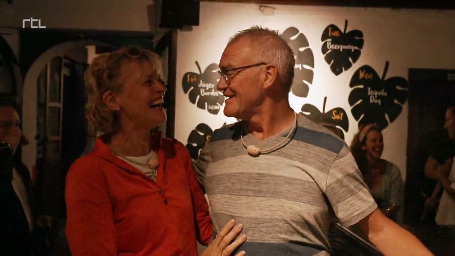 Olga en Frank na hun avontuur op de bar. Olga en Frank na hun avontuur op de bar.