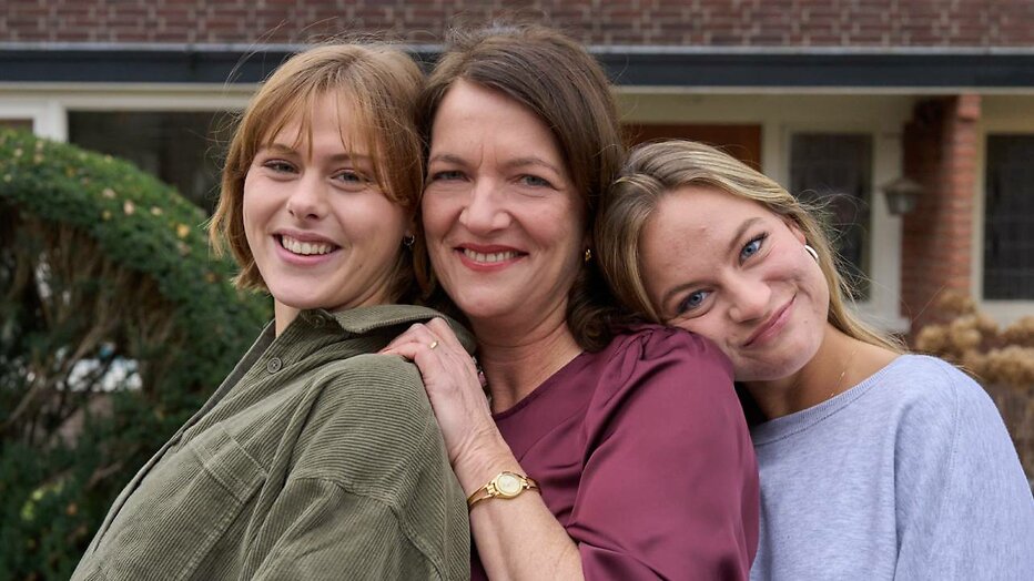Susan Radder als Lieke Meijer, Malou Gorter als Merel Larooi, Juna de Leeuw als Hansje Meijer. Susan Radder als Lieke Meijer, Malou Gorter als Merel Larooi, Juna de Leeuw als Hansje Meijer.