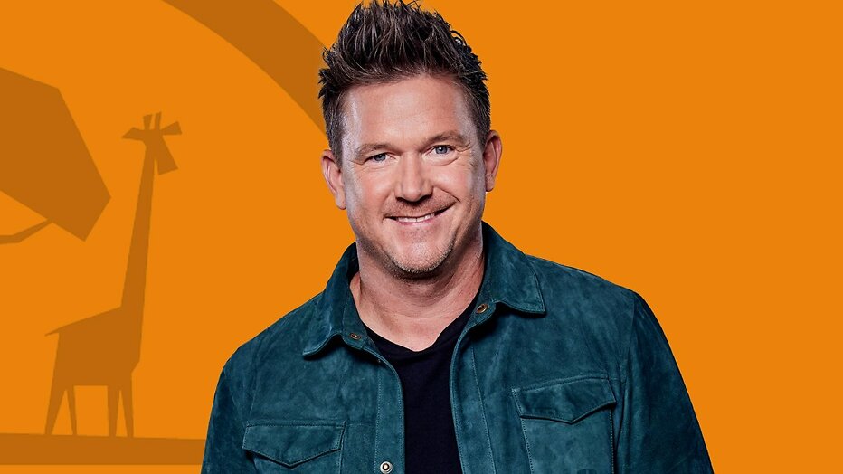 Johnny de Mol doet het in De Oranjezomer zonder een heel bekend kaal hoofd als sidekick. Maar waarom