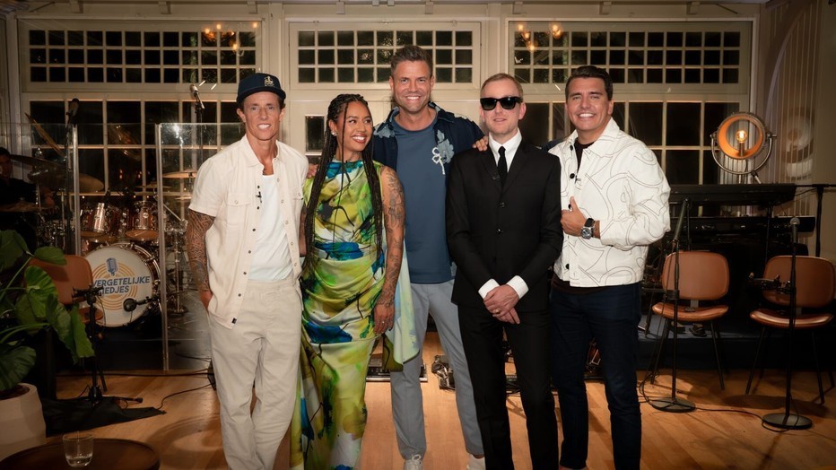 Sam Bettens, Tabitha, Simon Keizer, Dave von Raven en Jan Smit in Onvergetelijke Liedjes