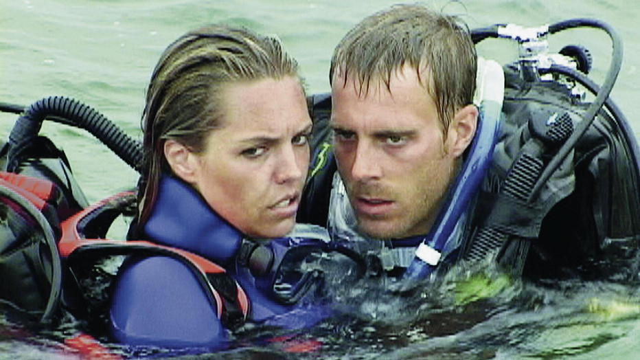 Blanchard Ryan en Daniel Travis in Open Water