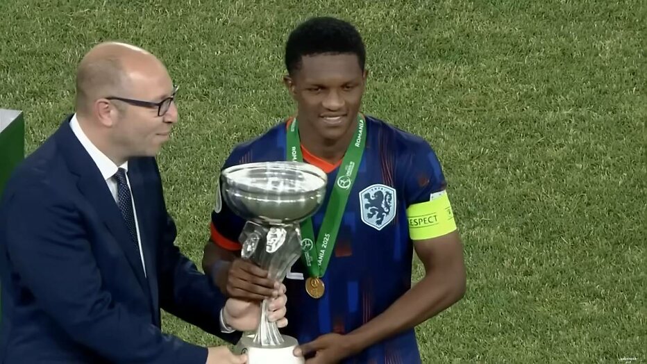 Aanvoerder Givairo Read