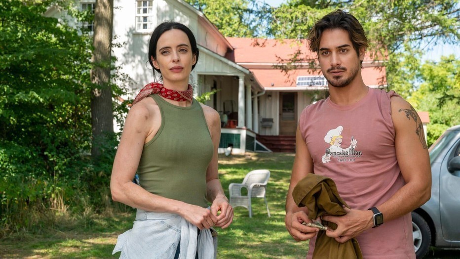 Krysten Ritter en Avan Jogia in Orphan Black: Echoes