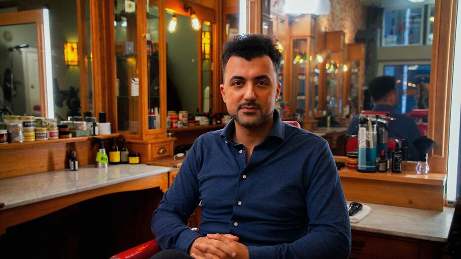 Özcan Akyol voor De Geknipte Gast