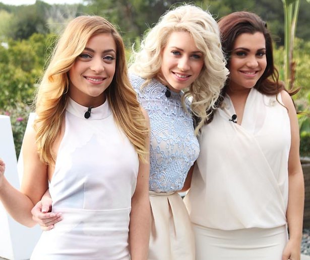 OG3NE als zevende op het podium tijdens Eurovisie Songfestival