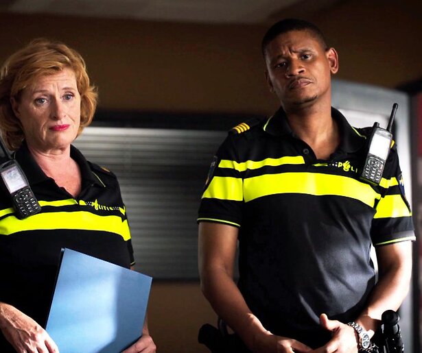 Oda Spelbos en Sergio IJssel beschermen Aya en Felix met hun leven in Flikken Maastricht