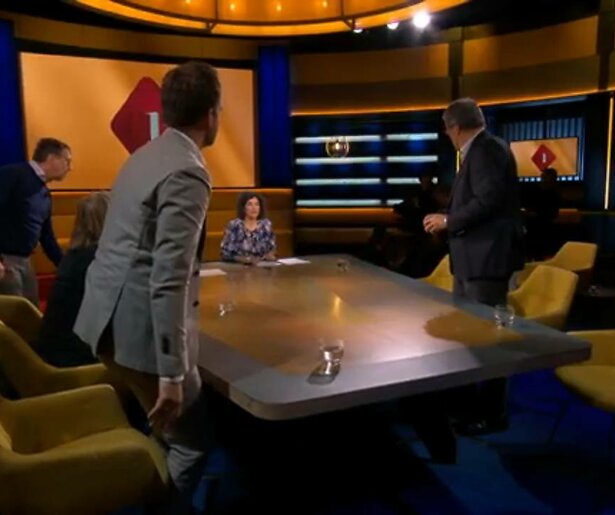 Schrikmoment bij Op1 nadat tafelgast onderuit gaat