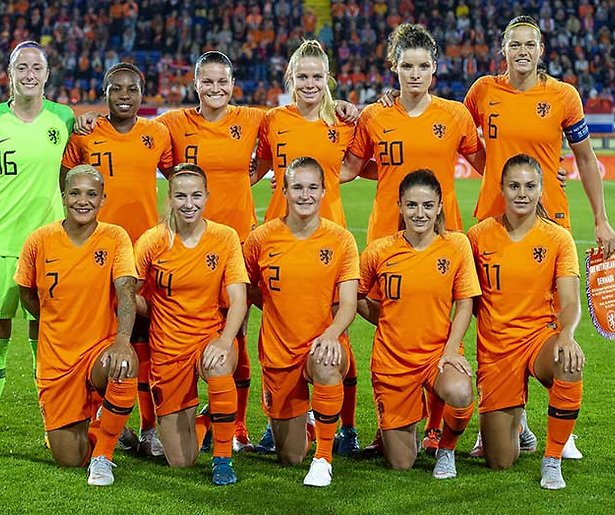 Vrouwen- en mannenvoetbal bij de NOS in juni 