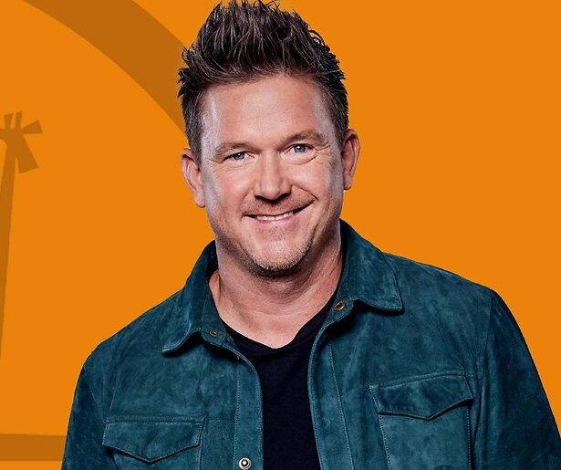 Johnny de Mol doet het in De Oranjezomer zonder een heel bekend kaal hoofd als sidekick. Maar waarom?