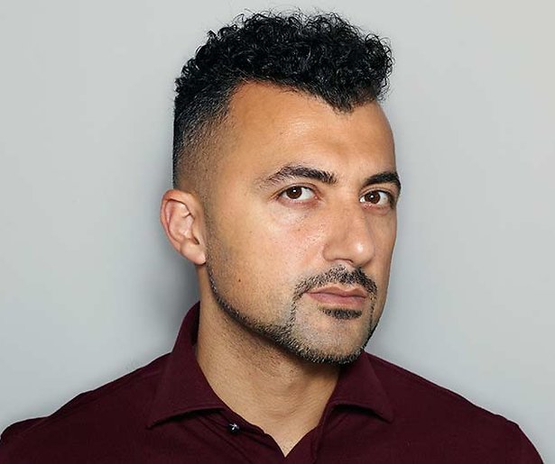 Özcan Akyol over zijn nieuwe programma: 'Knippen en interviewen tegelijk is lastig'