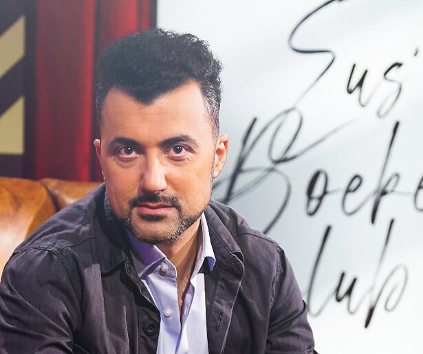 Özcan Akyol van start met Eus' Boekenclub: 'Ik hoop dat kijkers ontdekken hoe leuk boeken zijn'