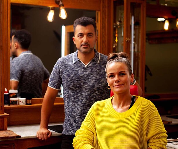 Özcan Akyol ontvangt Angela Schijf in tweede aflevering De Geknipte Gast