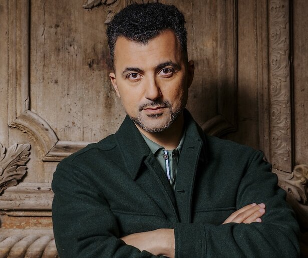 Özcan Akyol overweegt juridische stappen in mediavete met Jan Slagter, Hilversum fluistert al over zijn opvolger