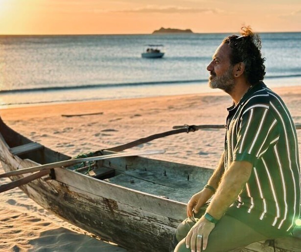 Kefah Allush spreekt met een grote groep Palestijnen in Chili in slotaflevering Oases