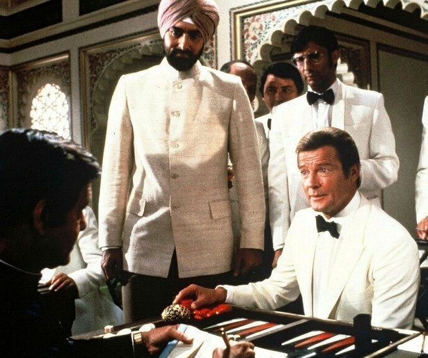 James Bond Roger Moore en het Fabergé-ei