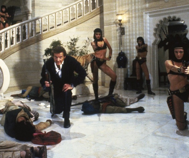 Roger Moore zoekt in Octopussy uit hoe zijn collega 009 is overleden