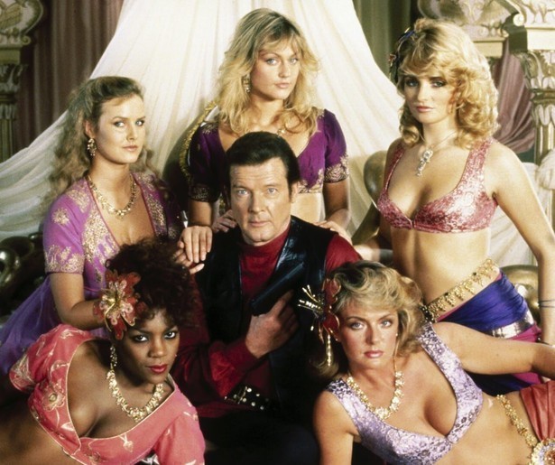 Roger Moore krijgt Steven Berkoff in het vizier in James Bond-film Octopussy