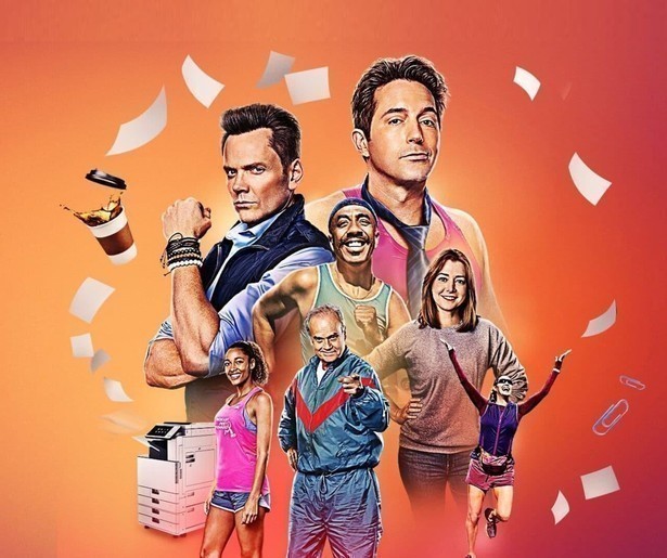 Joel McHale en Beck Bennett nemen het tegen elkaar op in een Marathon in Office Race