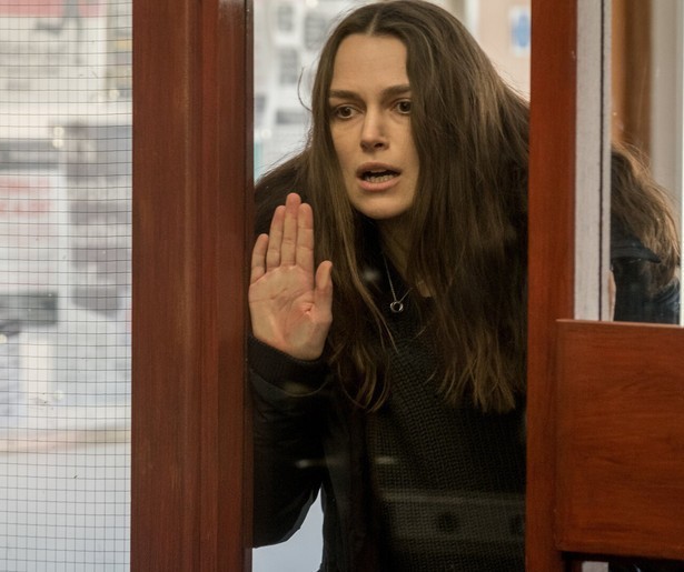 Keira Knightley lekt een geheime memo in Official Secrets