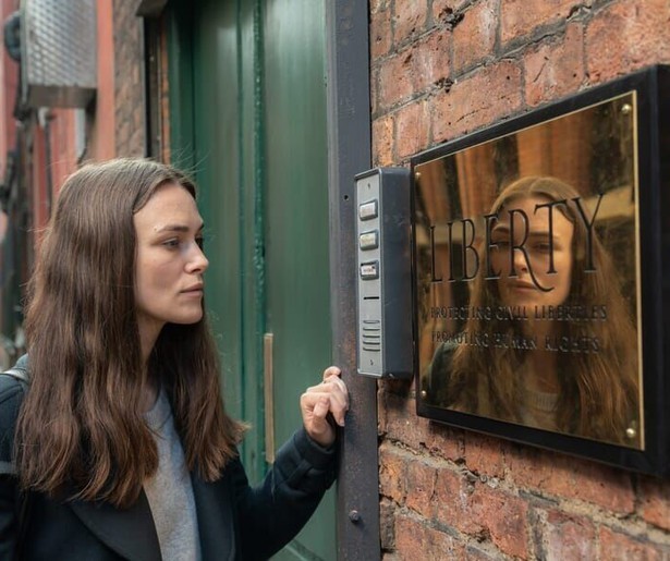 Keira Knightley wordt als verrader beschouwd in Official Secrets