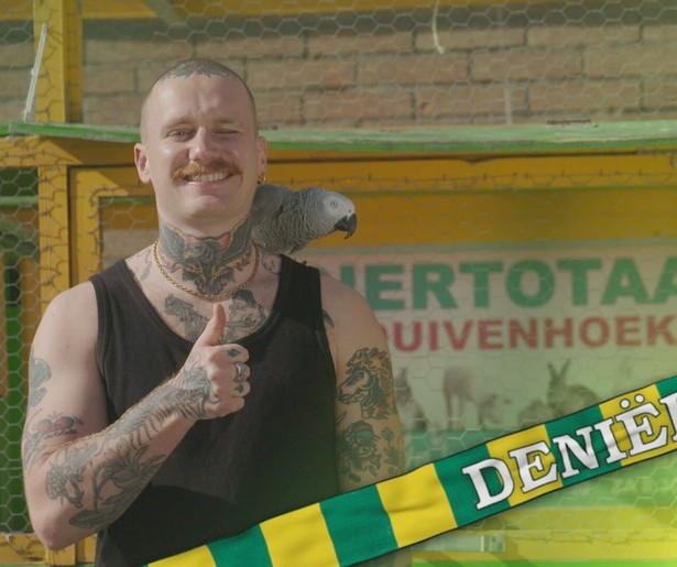 Odilia stort zich op haar chique podcast en Deniël op zijn stoere scooter in Oh Oh Den Haag