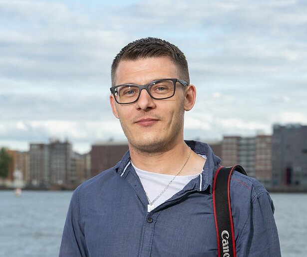 Persfotograaf Olav spoedt zich naar een overval in 112 Nieuwsjagers