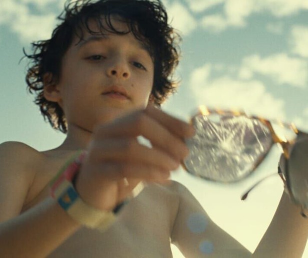 Gael García Bernal raakt zijn jeugdigheid razendsnel kwijt in Old