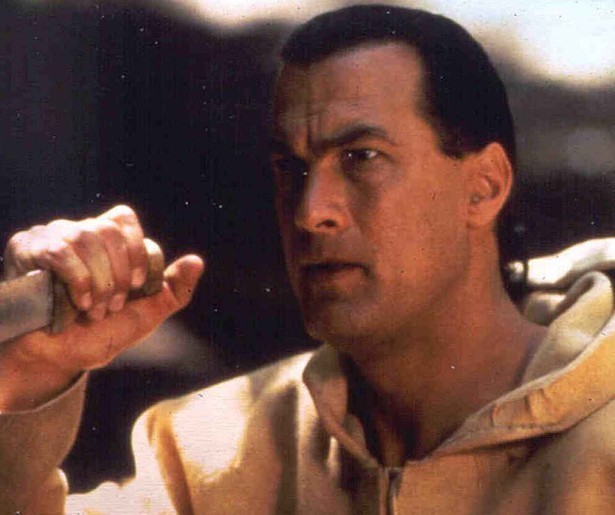 Steven Seagal zet zich in On Deadly Ground in tegen vervuiling