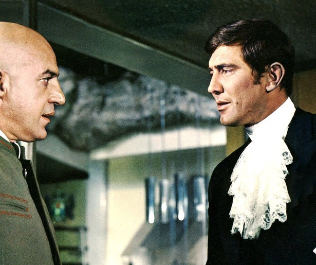 George Lazenby maakt zijn debuut als James Bond in On Her Majesty's Secret Service