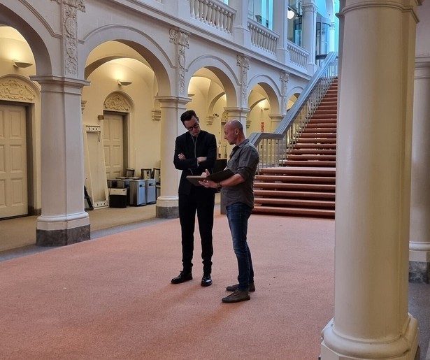 Splinter Chabot neemt in Ondertussen aan de Hofvijver poolshoogte op het Binnenhof