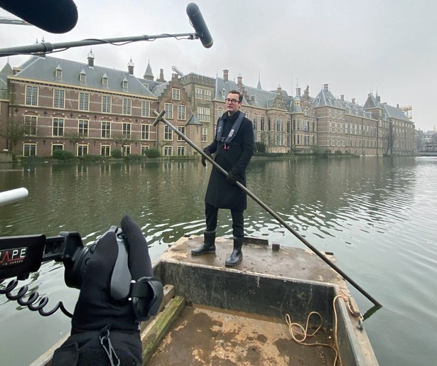 Splinter Chabot zoekt de allereerste steen in Ondertussen aan de Hofvijver