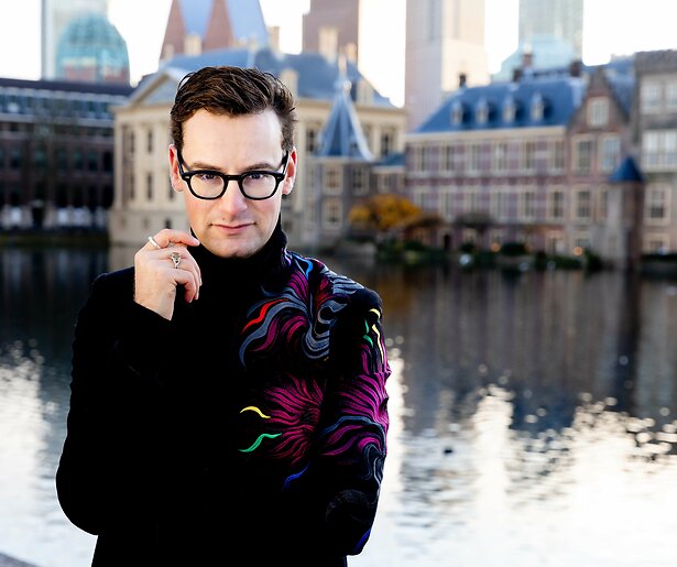 Splinter Chabot verkent Binnenhof in Ondertussen aan de Hofvijver