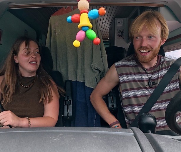 Mark en zijn date Mies gaan surfen in Onderweg naar Liefde