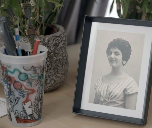 Het kleurrijke levensverhaal van Robert Vuijsjes moeder Sheila Gogol in Ongewoon Gewoon