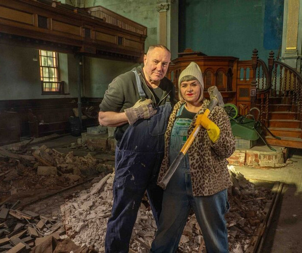 Marj en Keith verbouwen een krot in de start van Ons Droomproject in Wales op NPO 1