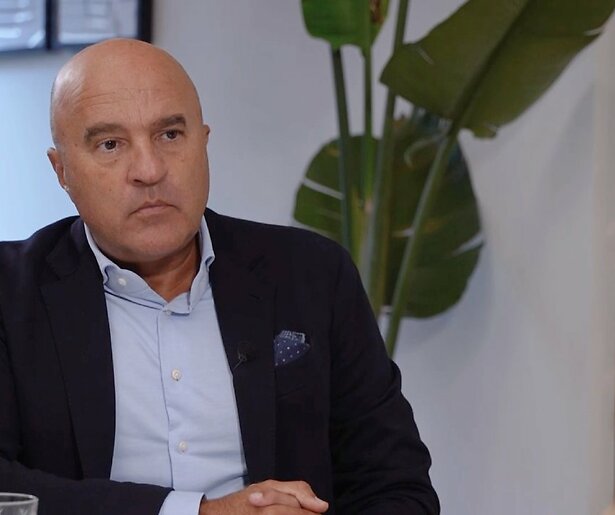 John van den Heuvel reist met vader Kawa af naar Polen in Ontvoerd