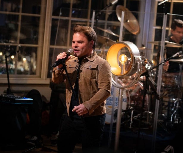 Roel VanVelzen gaat met een nummer van iemand anders aan de haal in Onvergetelijke Liedjes