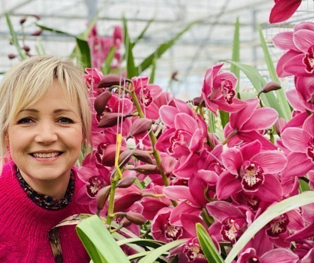 Yvon Jaspers begeeft zich tussen de orchideeën