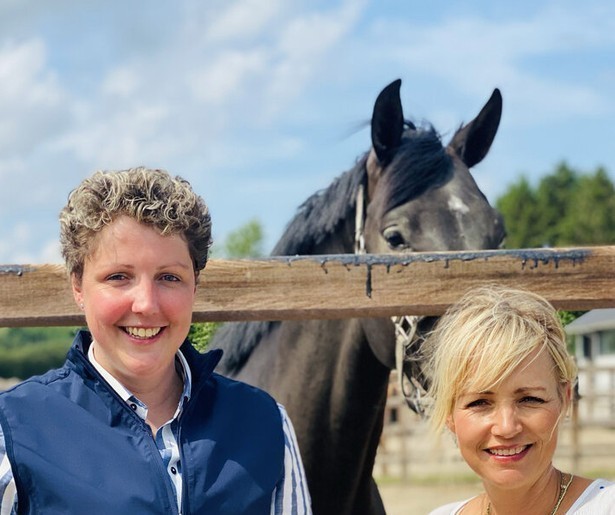 Boerin Steffi weer oog in oog met hengst Hennessy