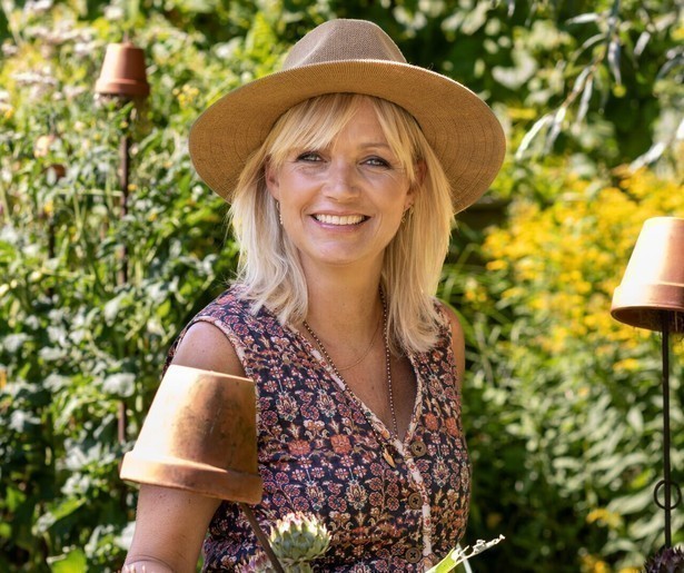 Yvon Jaspers praat met boeren over hun onzekere bestaan in Onze Boerderij - Als Alles Verandert