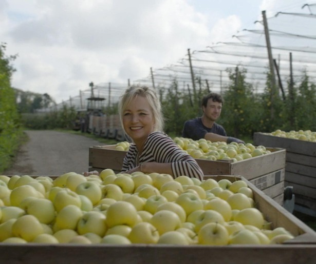 Yvon Jaspers helpt Pierre en Norbert met de oogst in Onze Boerderij: De Oogst