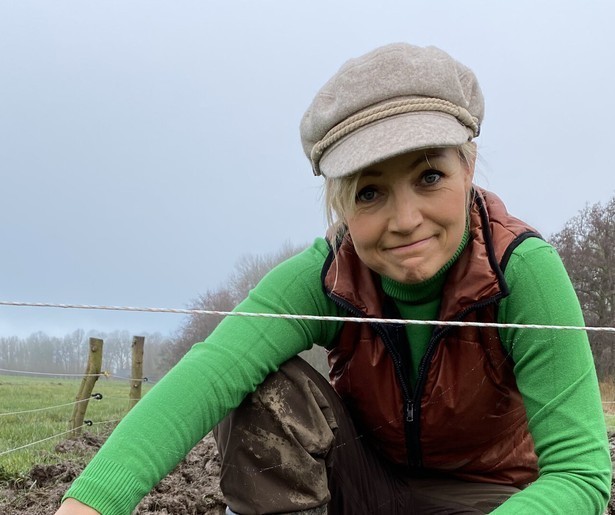 Boer Jouke en Karlijn komen op bezoek op de boerderij van Yvon