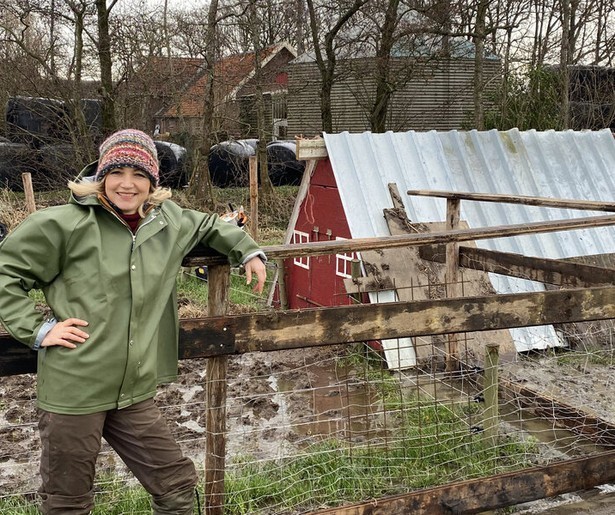 Yvon Jaspers leert schapen scheren in Onze Boerderij: En Nu Zelf