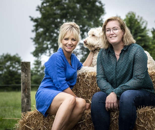 Yvon Jaspers krijgt hulp van boerin Hilda in Onze Boerderij: En Nu Zelf