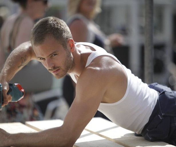 Jim Bakkum gaat uit de kleren in Onze Jongens