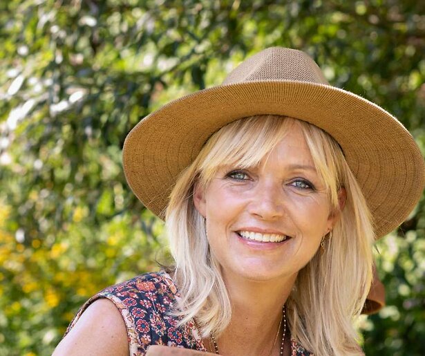 Yvon Jaspers zoekt Boer Zoekt Vrouw-stellen op in Onze Boerderij Internationaal