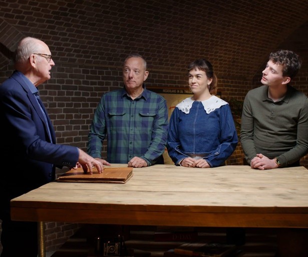 Philip Freriks reist af naar Duitsland om een fotoalbum af te leveren in Oorlogsalbums