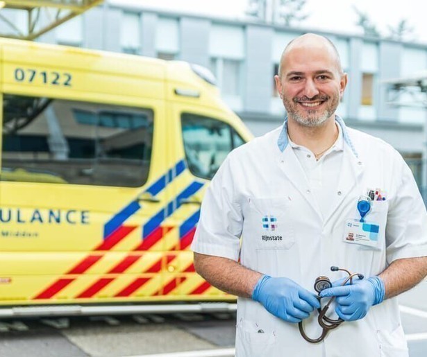 Gor Khatchikyan helpt Noa met een infuus prikken in Op de Spoed