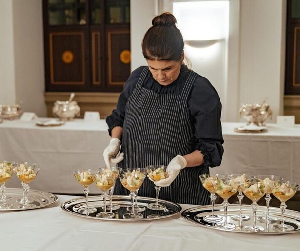 Yvette van Boven moet alle zeilen bijzetten in de slotaflevering van Oranje Van Boven - De Keukens van de Koning